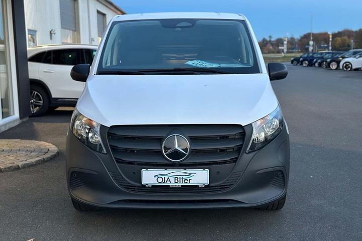 Hvid Mercedes eVito 112 fra 2026 set udefra