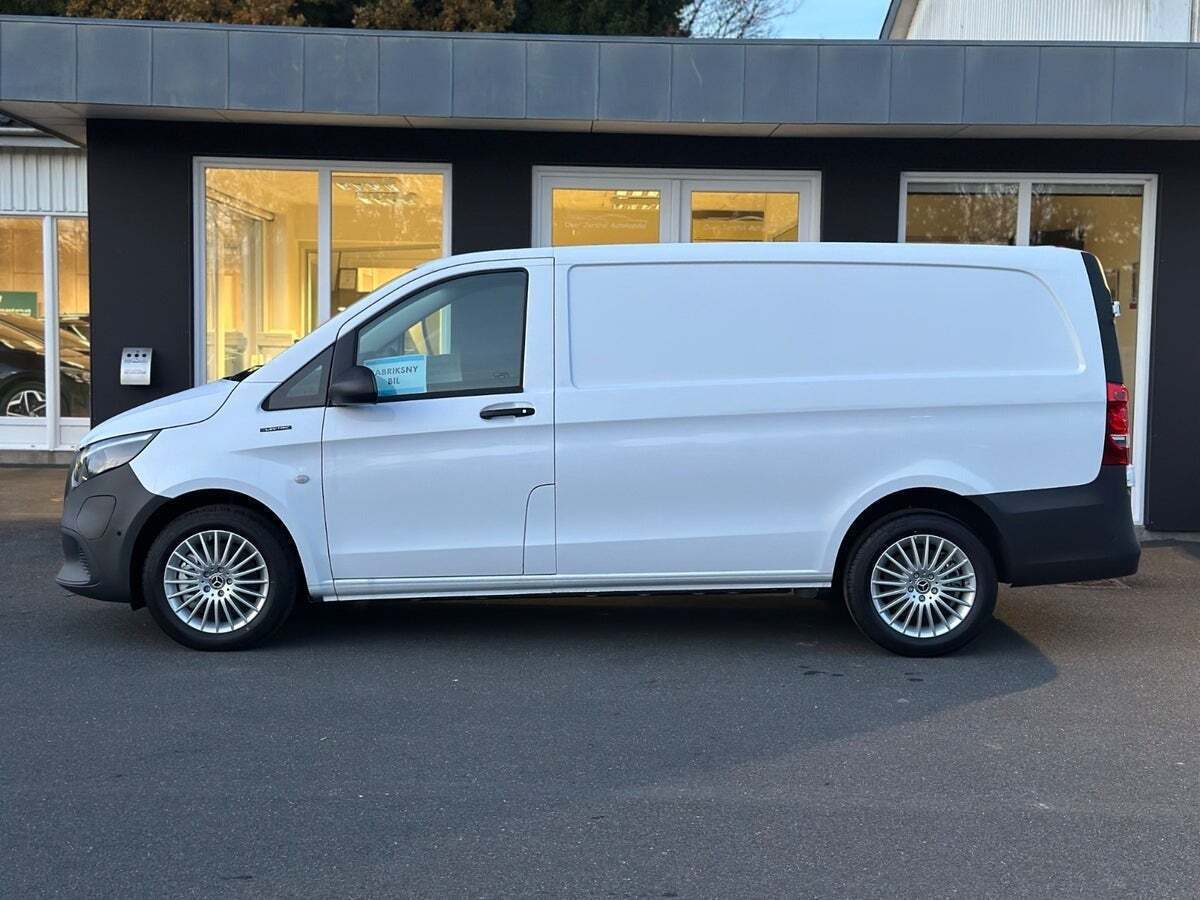 Hvid Mercedes eVito 112 fra 2026 set udefra