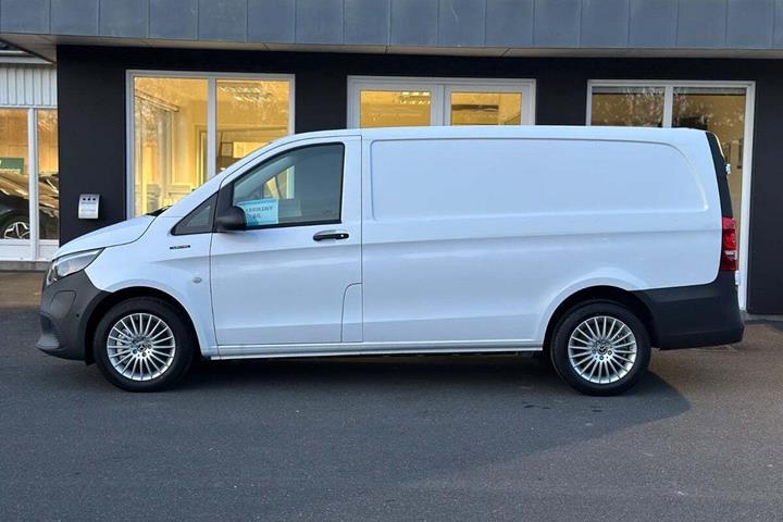 Hvid Mercedes eVito 112 fra 2026 set udefra