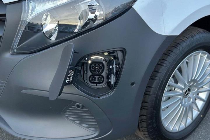 Hvid Mercedes eVito 112 fra 2026 set udefra