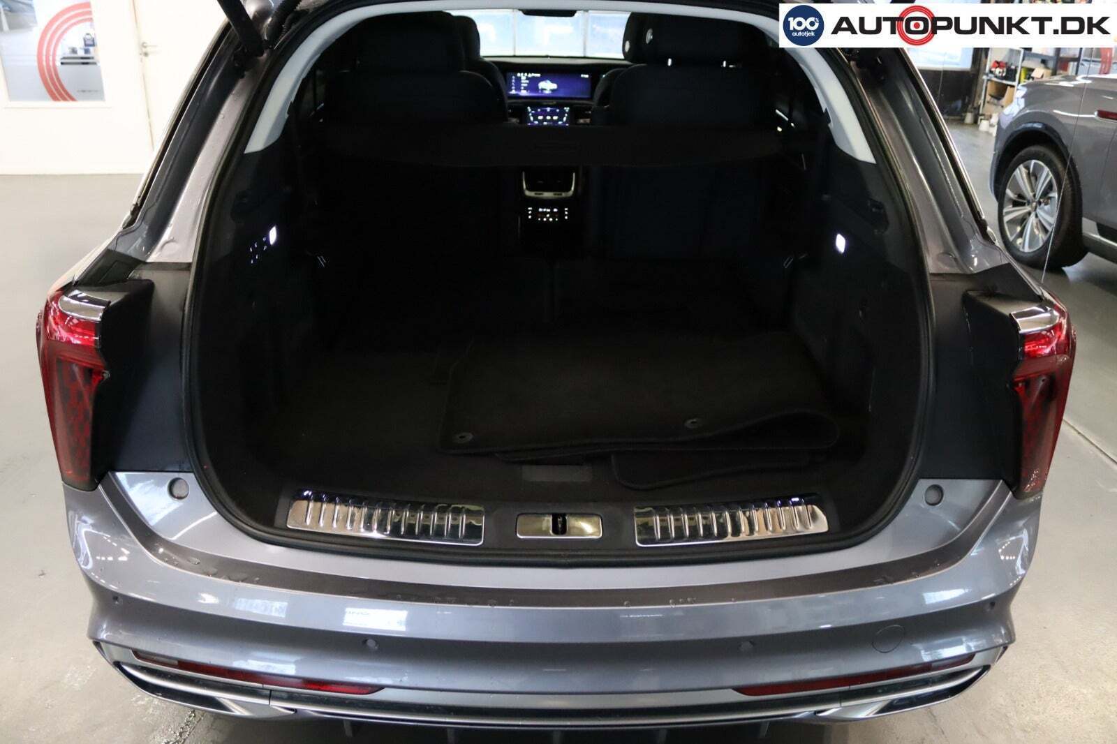 Grå Hongqi E-HS9 fra 2024