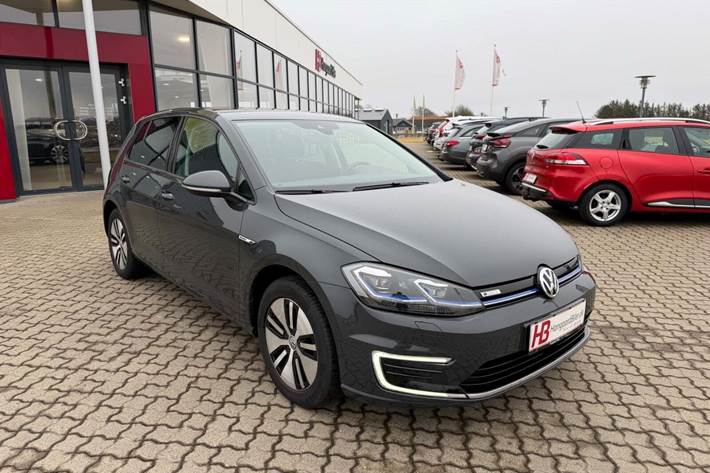 Grå VW e-Golf VII fra 2021 set udefra