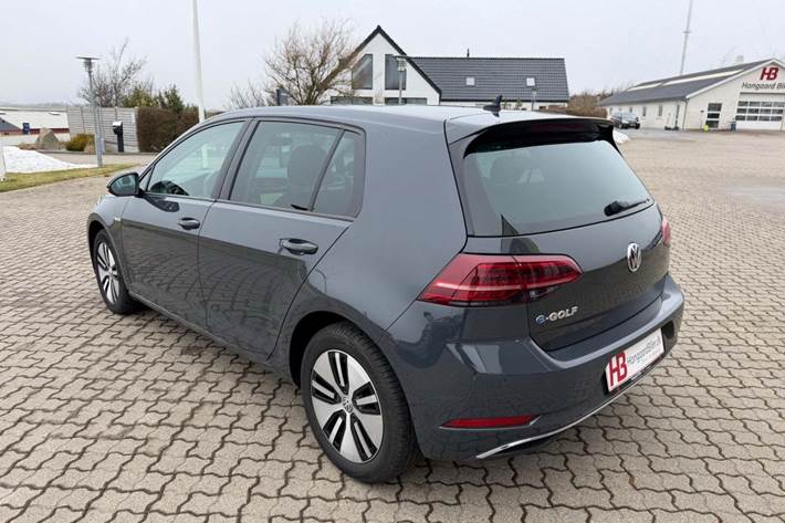 Grå VW e-Golf VII fra 2021