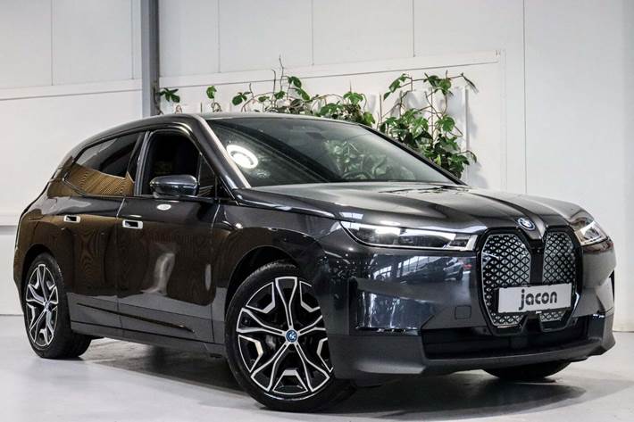 Grå BMW iX fra 2022 set udefra