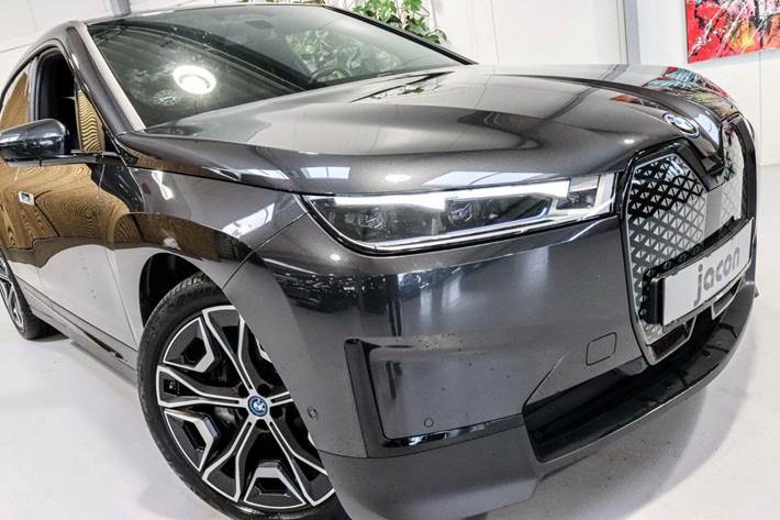 Grå BMW iX fra 2022