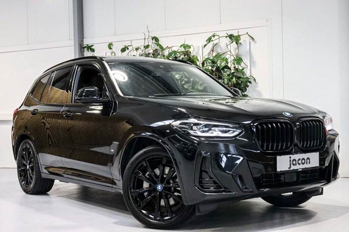 Sort BMW X3 fra 2023 set udefra