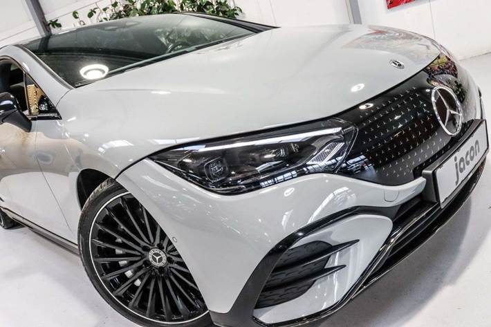 Grå Mercedes EQE350 fra 2023