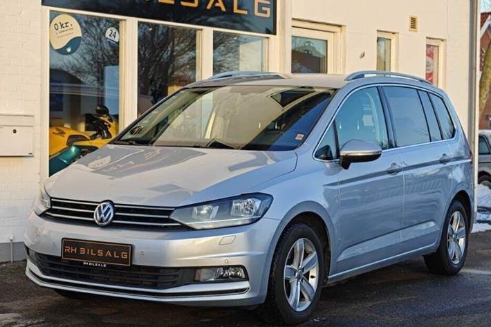 Sølv VW Touran fra 2017 set udefra