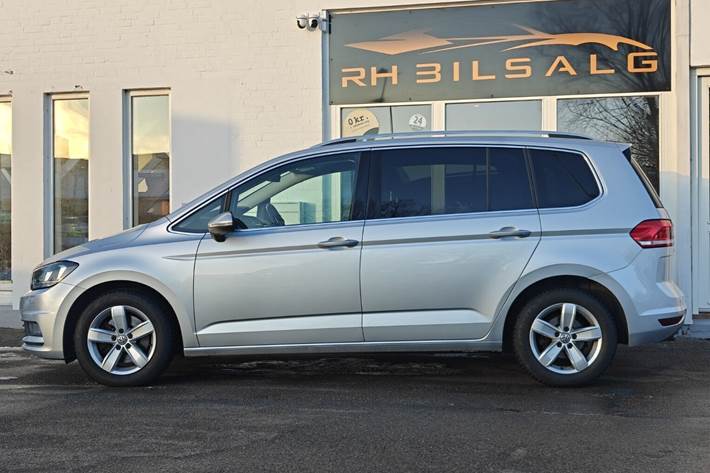 Sølv VW Touran fra 2017