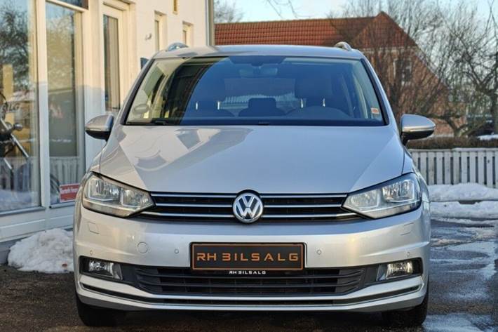 Sølv VW Touran fra 2017