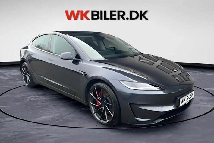 Grå Tesla Model 3 fra 2024 set udefra