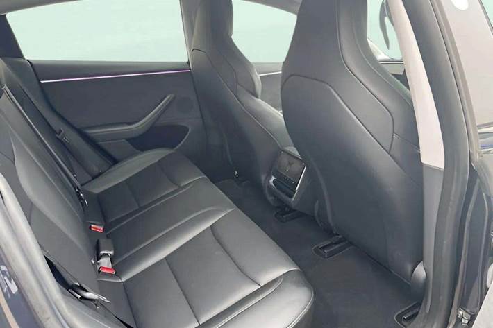 Grå Tesla Model 3 fra 2024