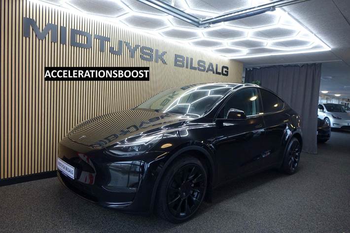 Sort Tesla Model Y fra 2022 set udefra
