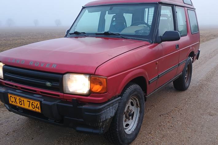 Rød Land Rover Discovery 4 fra 1998