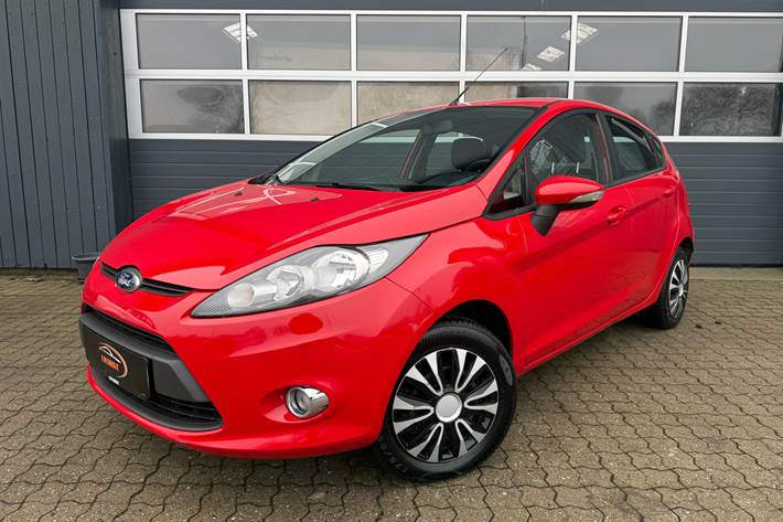 Rød Ford Fiesta fra 2012 set udefra
