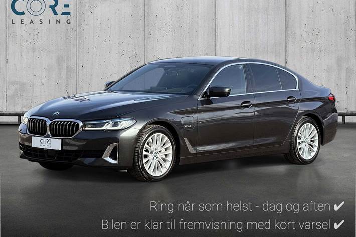 Grå BMW 545e fra 2021 set udefra
