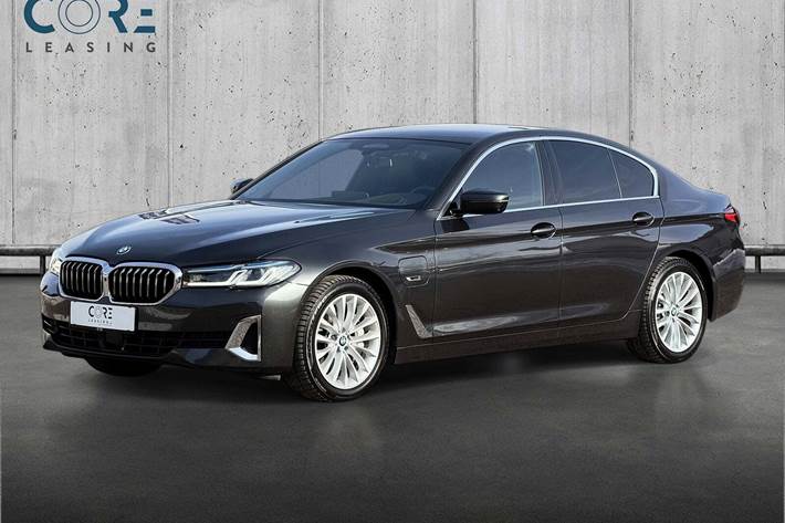 Grå BMW 545e fra 2021