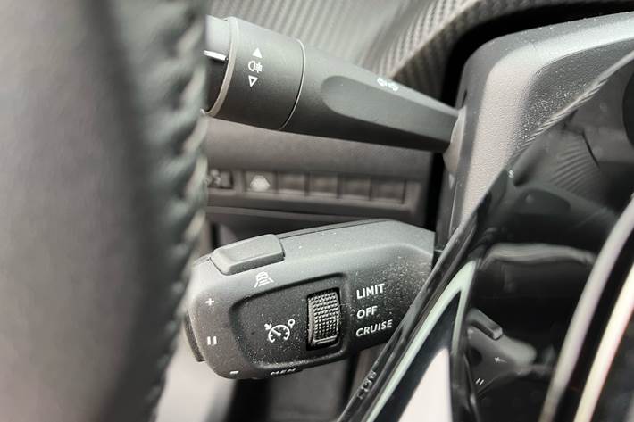 Grå Peugeot 2008 fra 2023