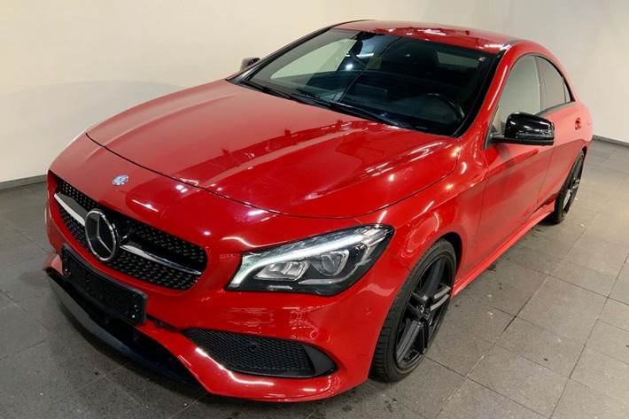 Rød Mercedes CLA200 fra 2017 set udefra