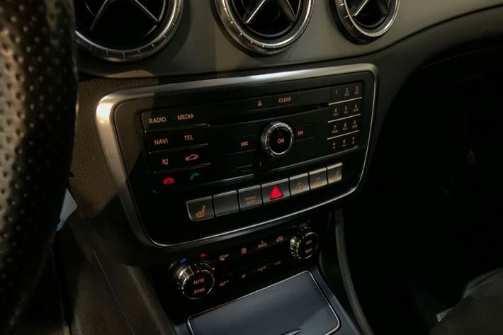 Rød Mercedes CLA200 fra 2017