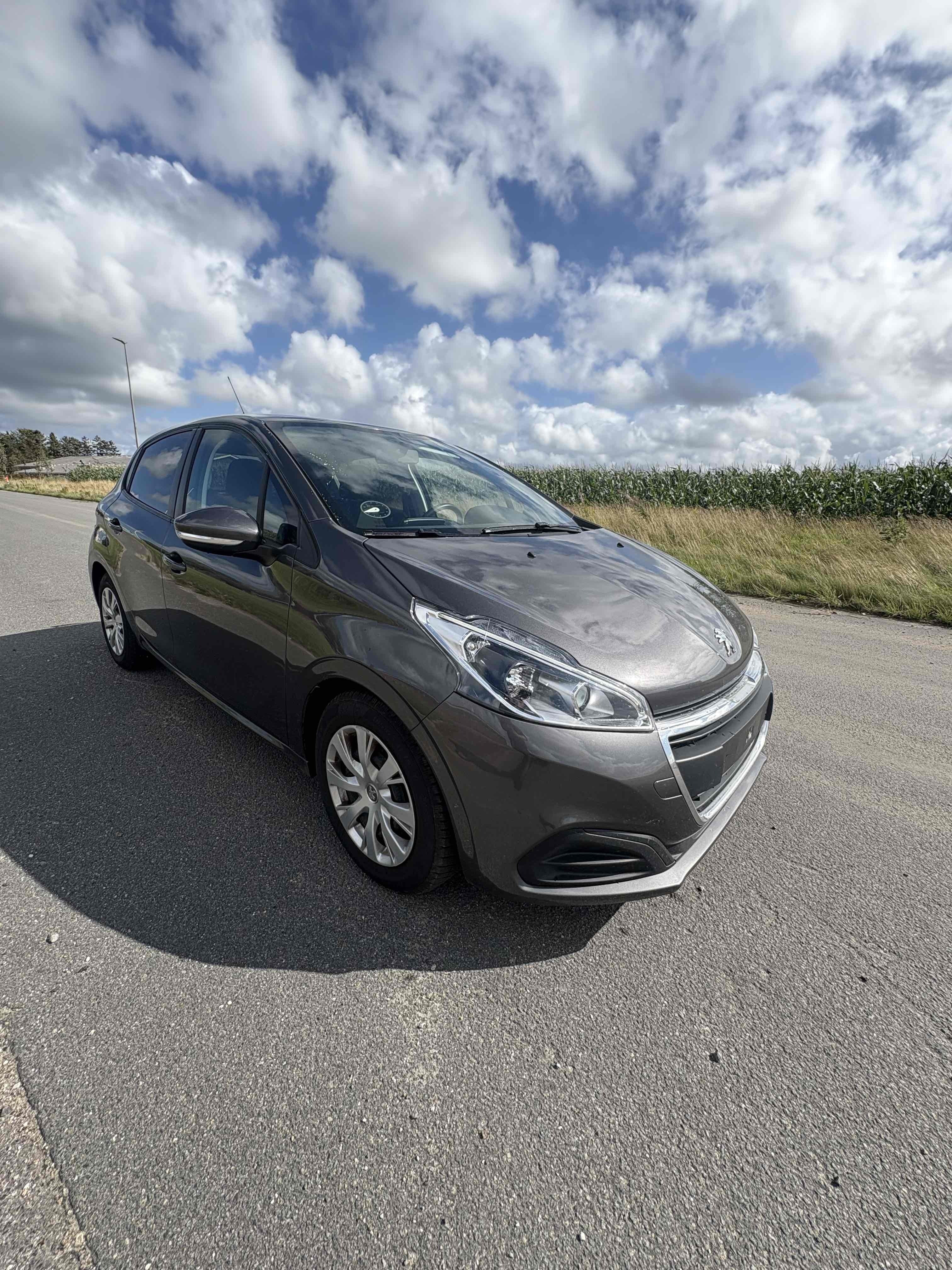 Grå Peugeot 208 fra 2018