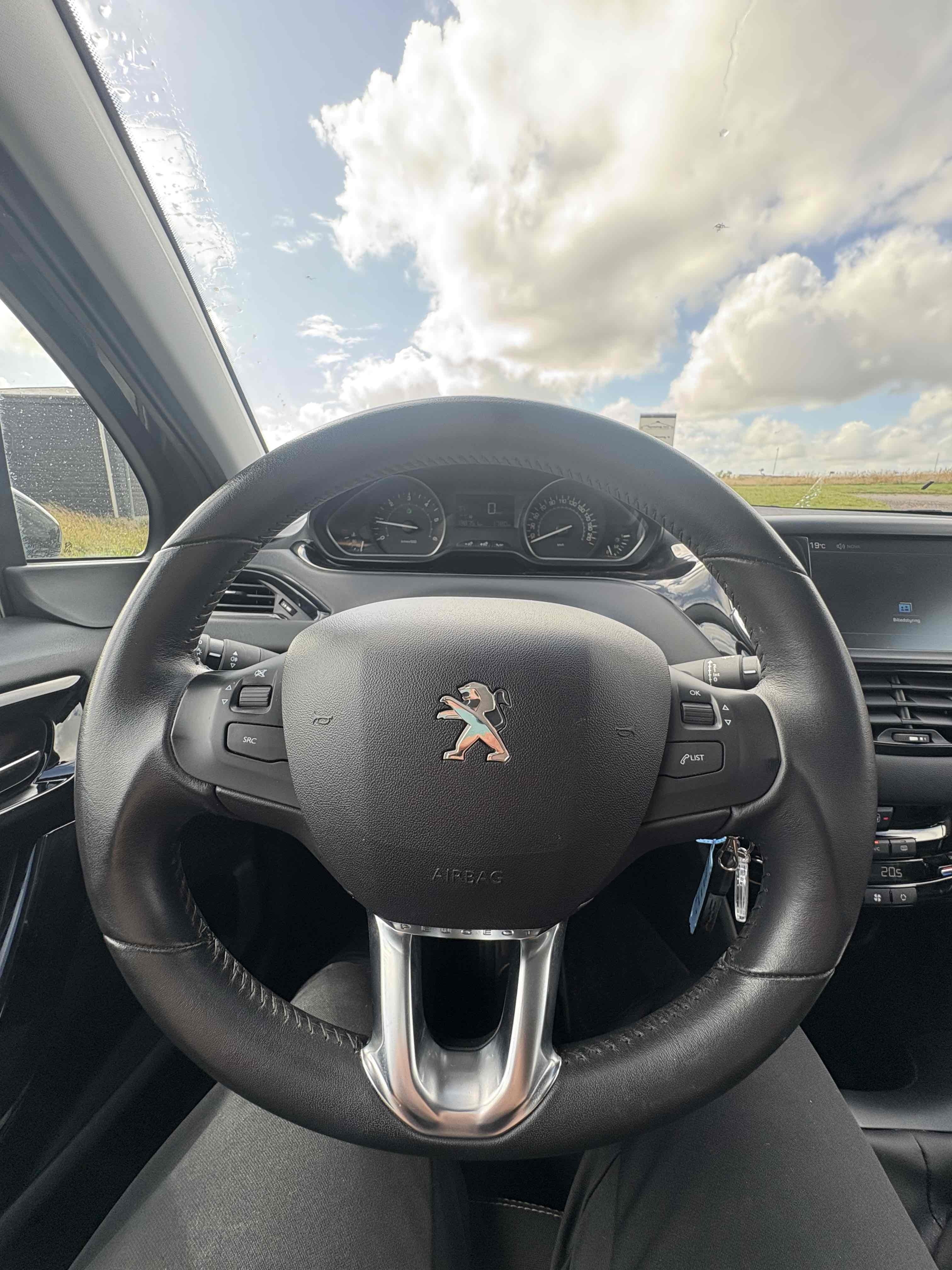 Grå Peugeot 208 fra 2018