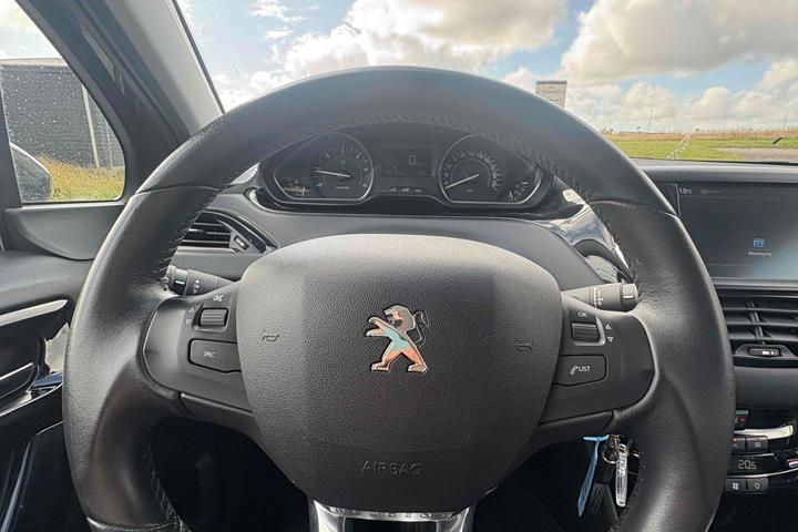 Grå Peugeot 208 fra 2018