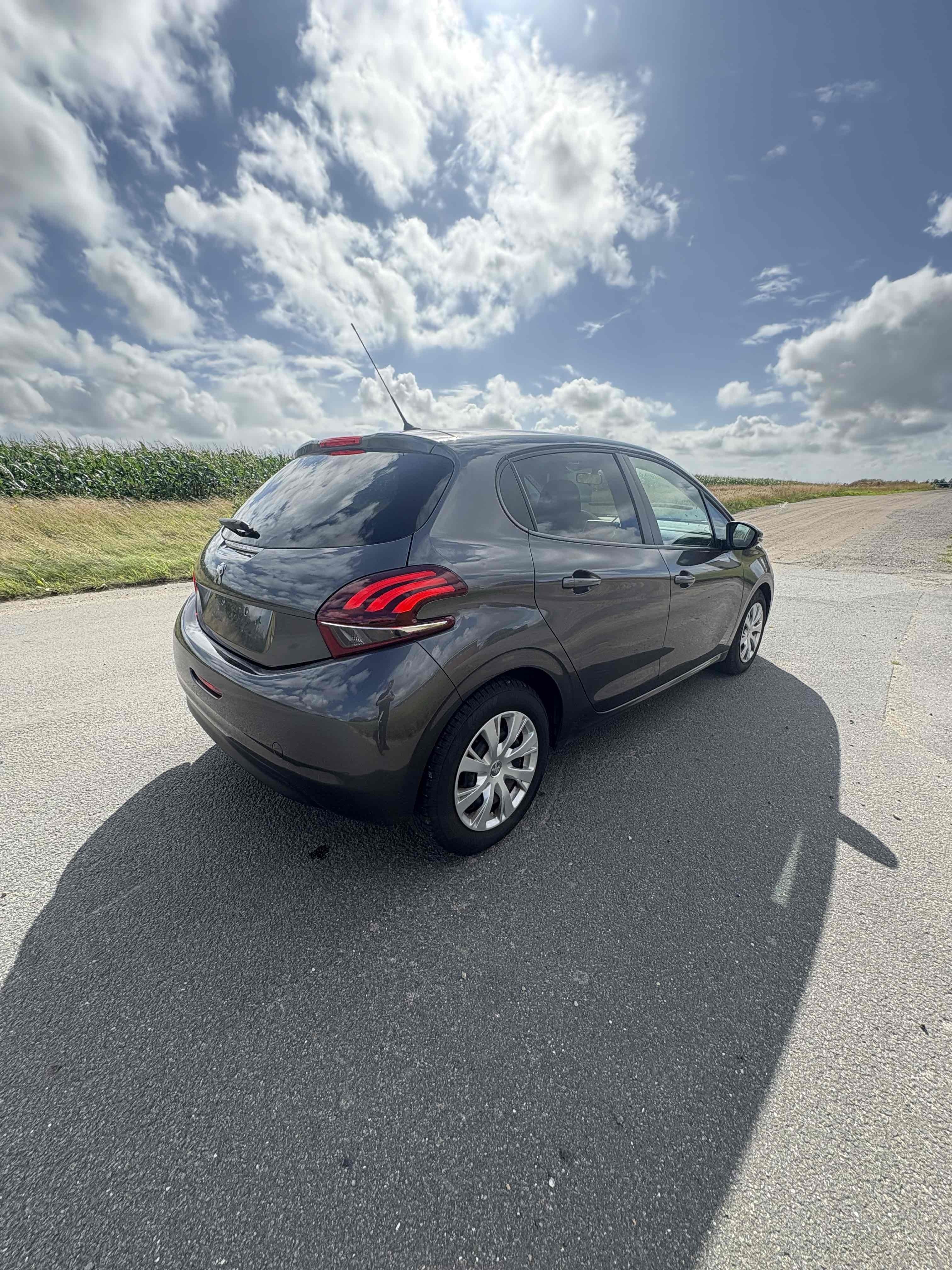 Grå Peugeot 208 fra 2018