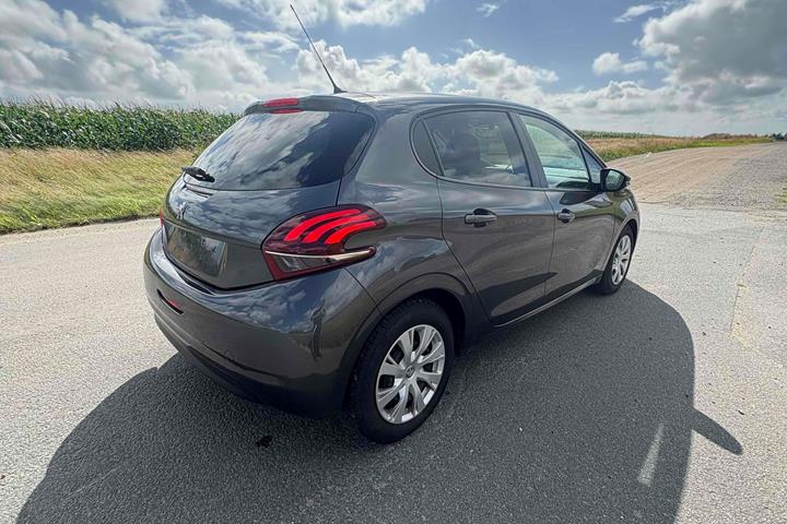 Grå Peugeot 208 fra 2018