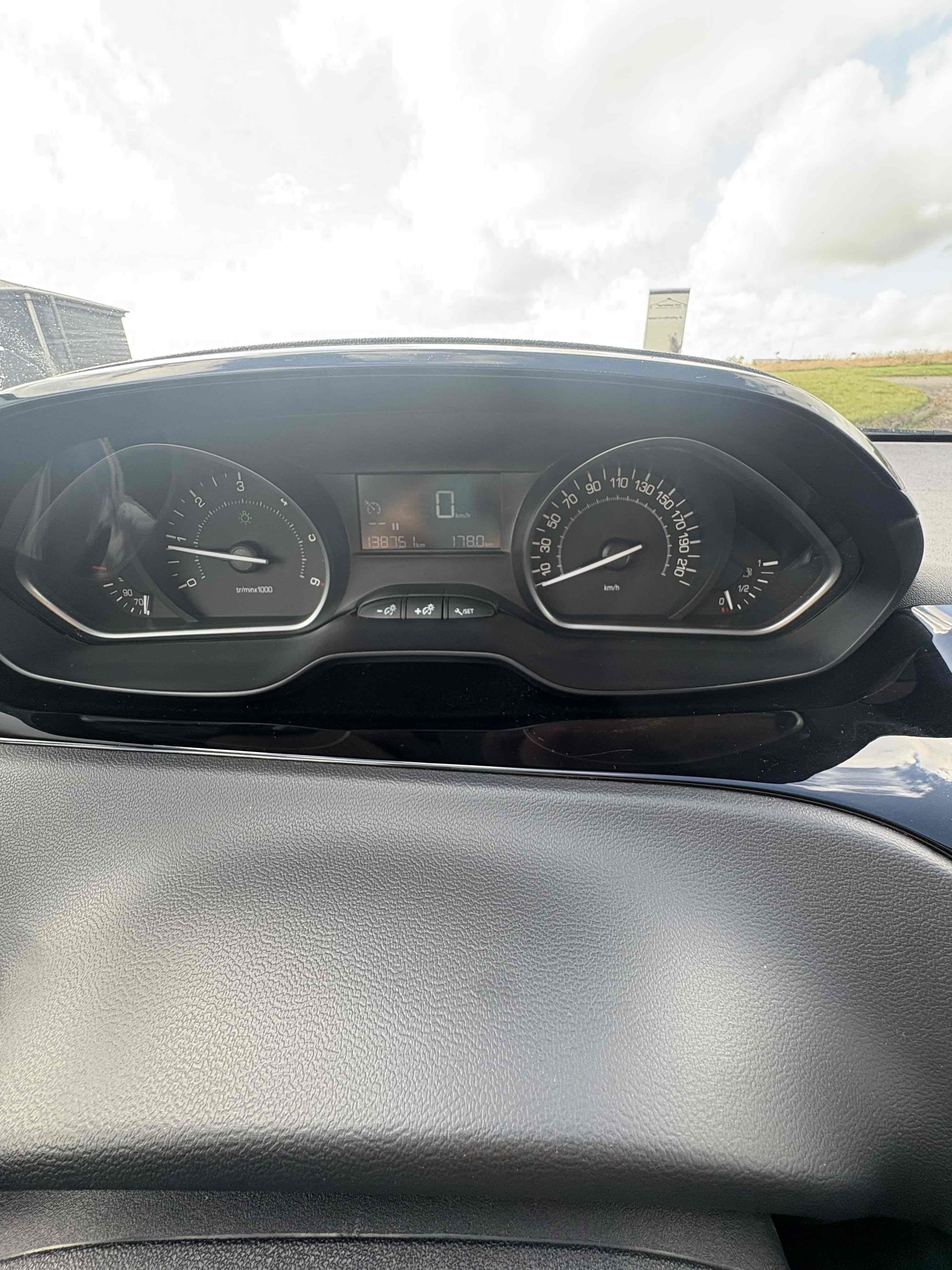Grå Peugeot 208 fra 2018