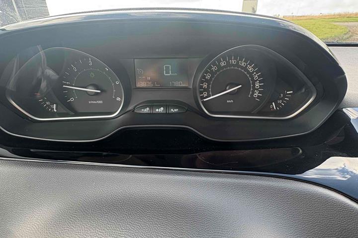 Grå Peugeot 208 fra 2018