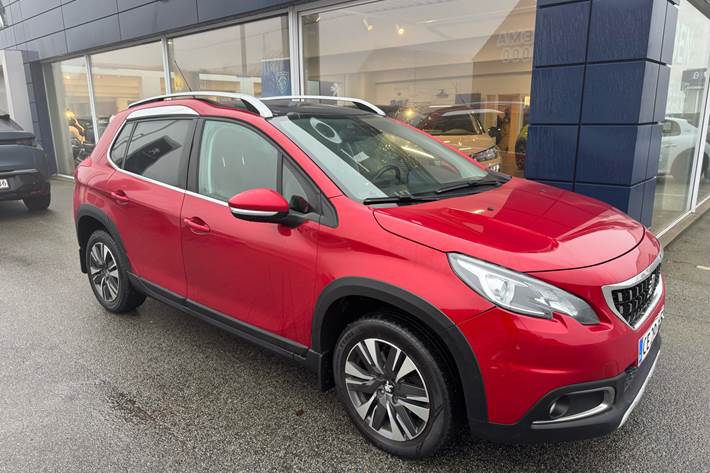 Rød Peugeot 2008 fra 2019 set udefra