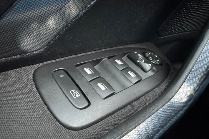 Rød Peugeot 2008 fra 2019