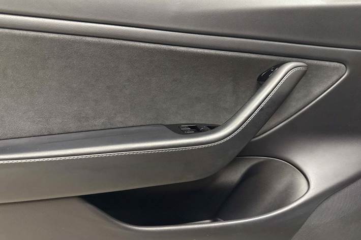 Grå Tesla Model 3 fra 2020