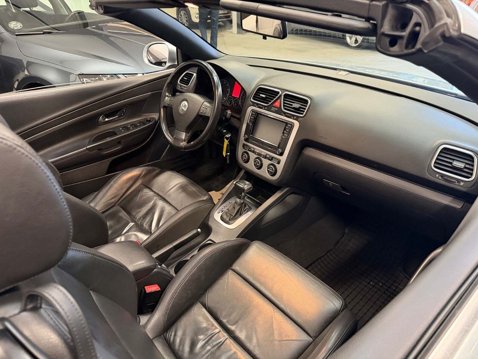 Sølv VW Eos fra 2008 set indefra