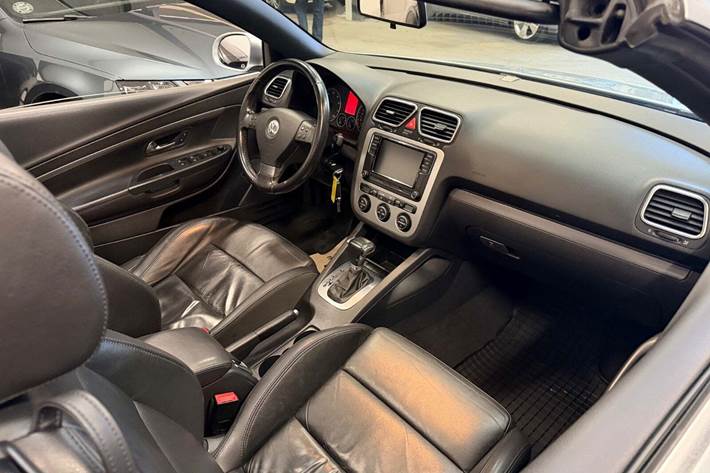 Sølv VW Eos fra 2008 set indefra