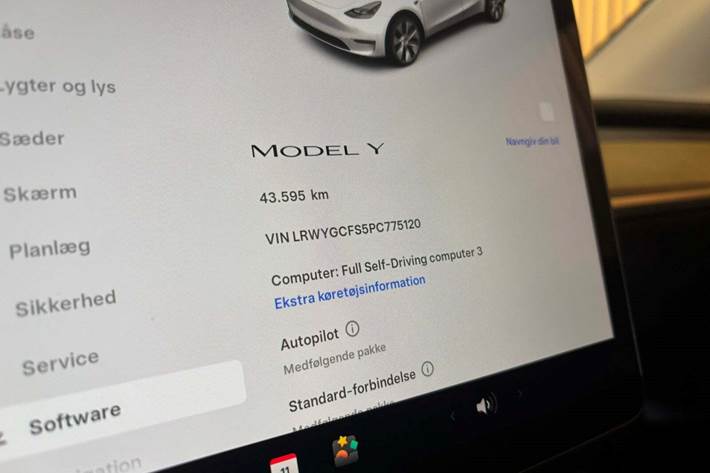 Hvid Tesla Model Y fra 2023