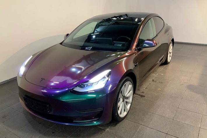 Lilla Tesla Model 3 fra 2020 set udefra