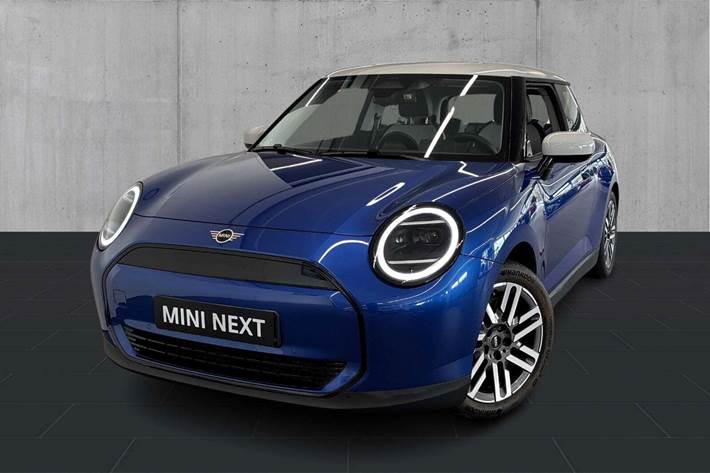 Blå Mini Cooper E fra 2024 set udefra