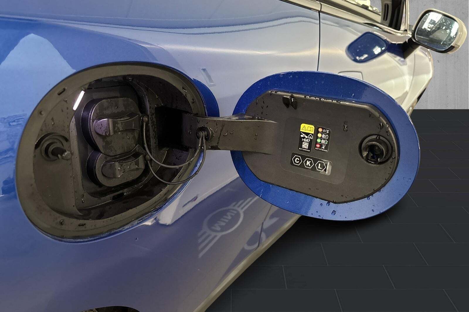 Blå Mini Cooper E fra 2024