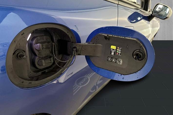 Blå Mini Cooper E fra 2024