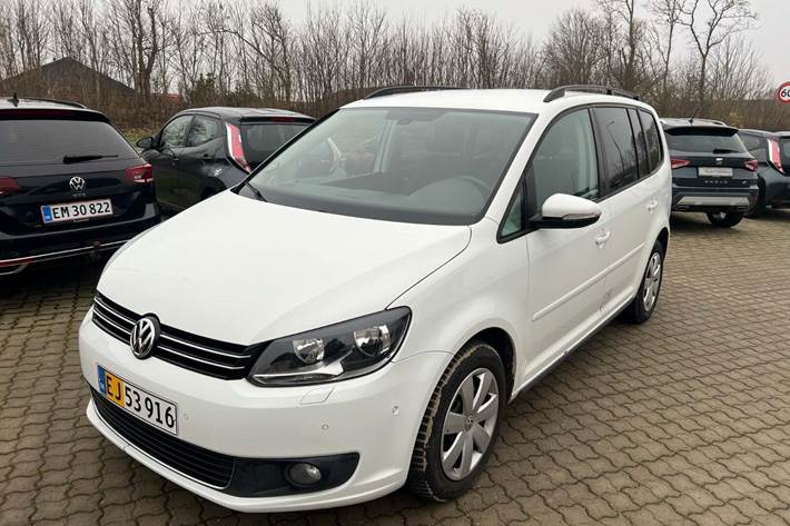 Hvid VW Touran fra 2015 set udefra