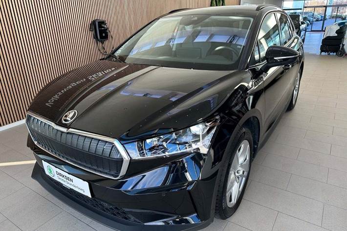 Sort Skoda Enyaq fra 2024 set udefra