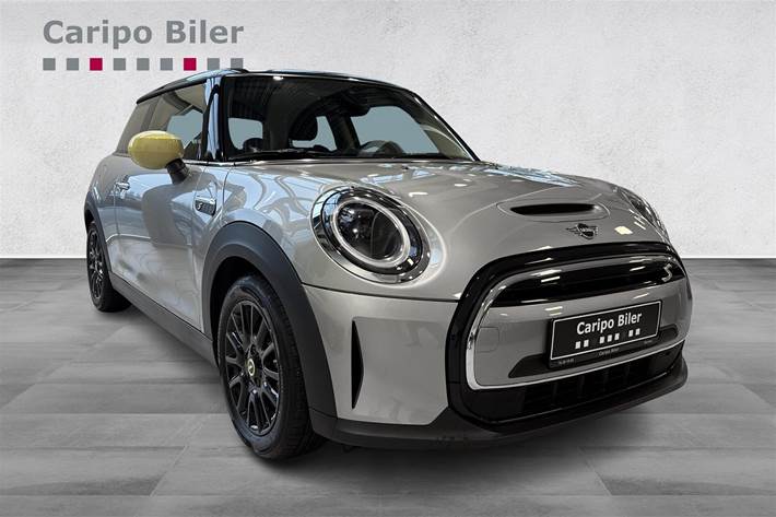 Sølv Mini Cooper fra 2023 set udefra
