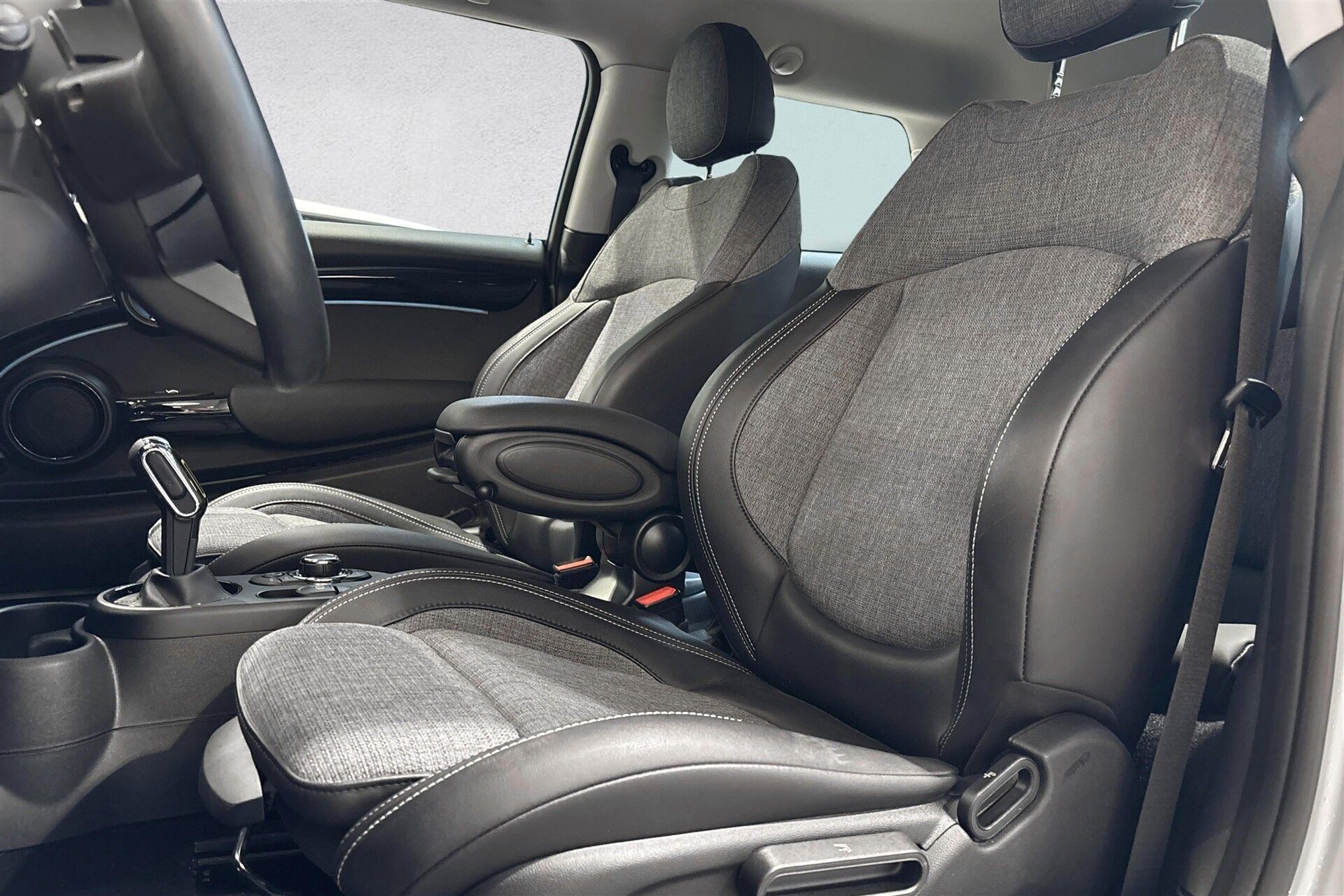 Sølv Mini Cooper fra 2023