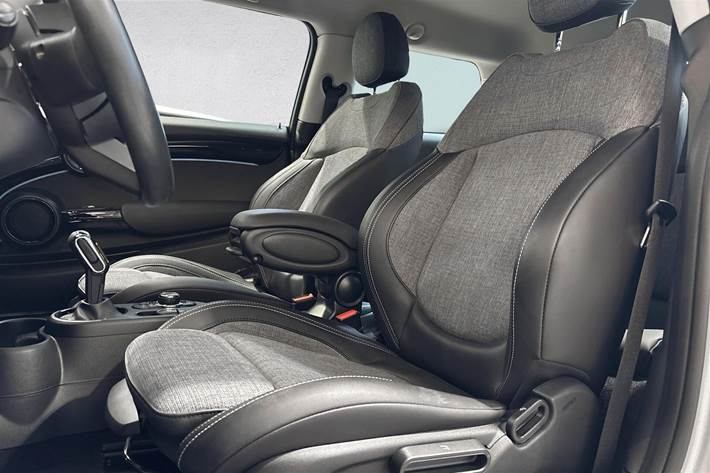 Sølv Mini Cooper fra 2023