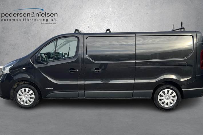 Sort Nissan NV 300 fra 2019 set udefra