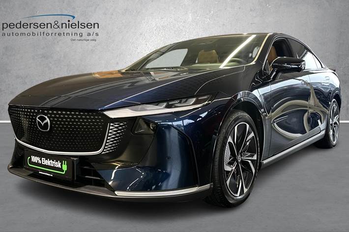Blå Mazda 6e fra 2025 set udefra