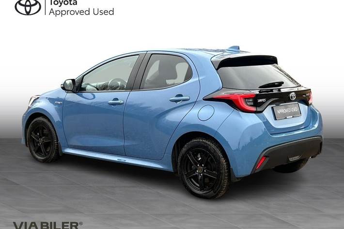 Blå Toyota Yaris fra 2021