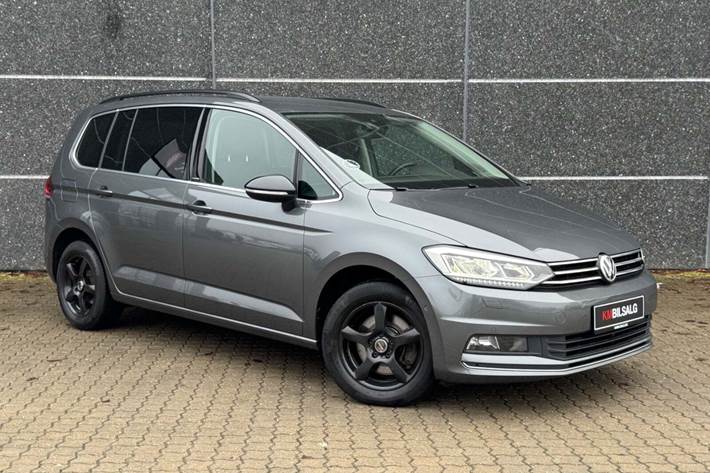Grå VW Touran fra 2020 set udefra